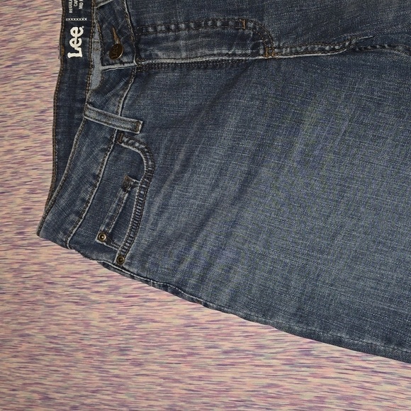 Lee Women's Regular Fit Mid-Rise Capri Medium Wash Size 10 NWOT - Picture 3 of 9